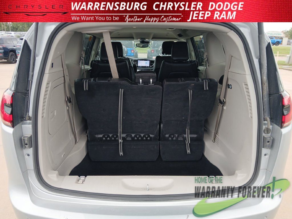 Used 2024 Chrysler Pacifica Limited FWD image 11