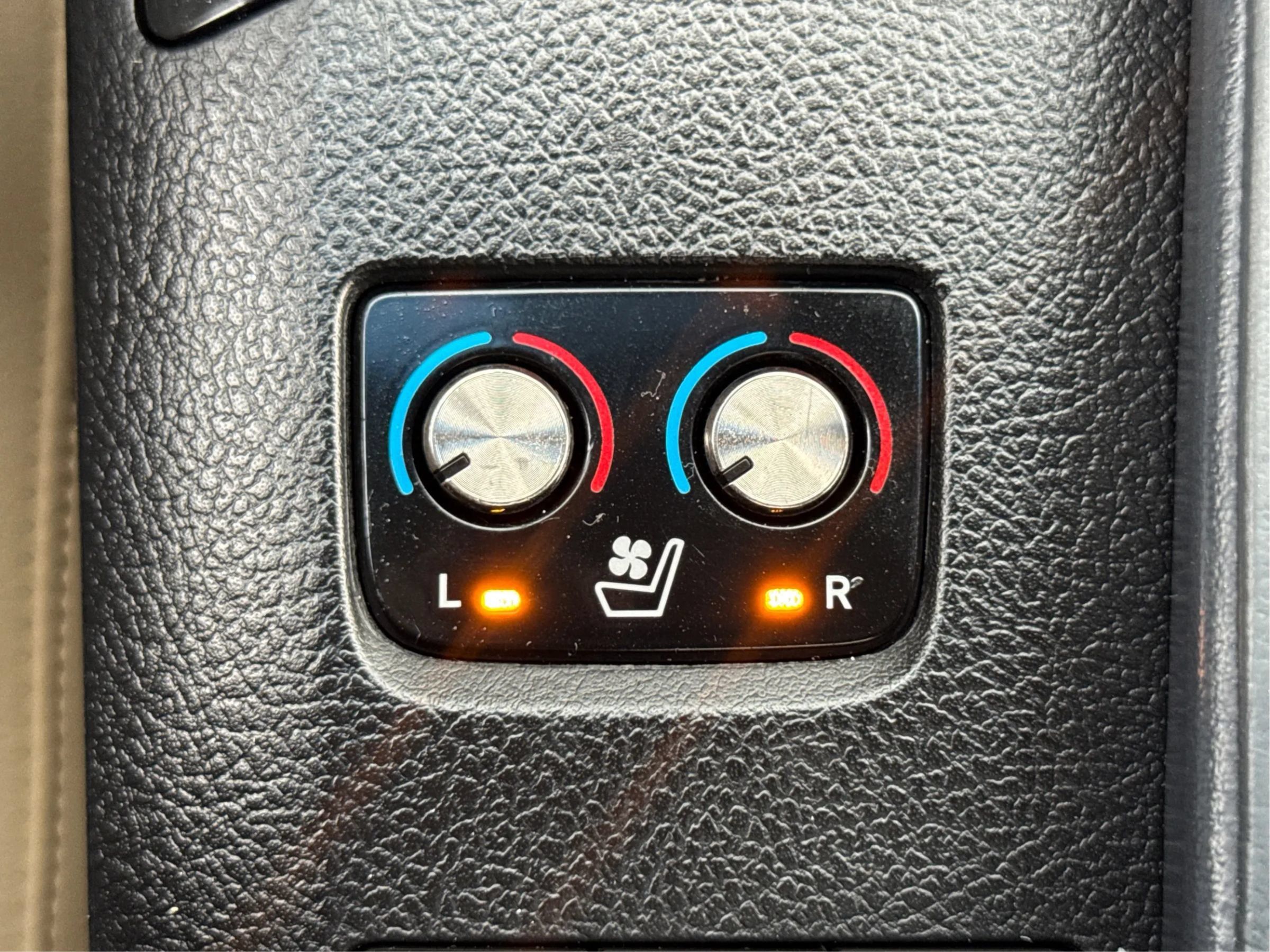 Used 2014 Toyota Avalon Limited w/ Technology Package FWD image 34
