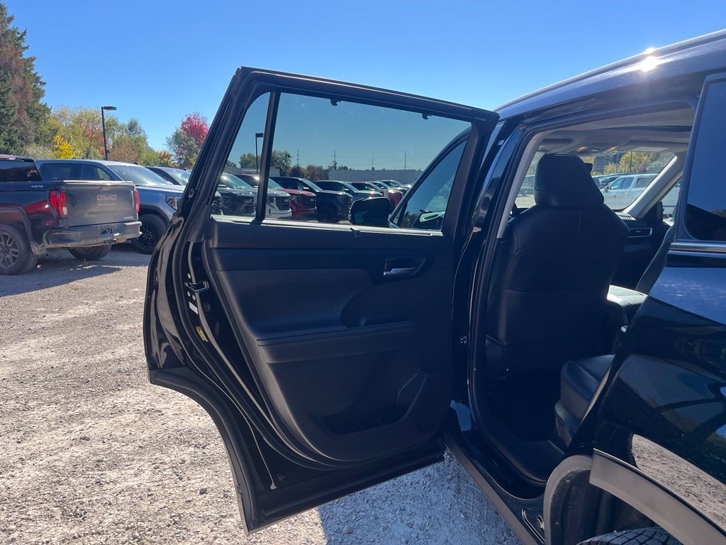 Used 2023 Toyota Highlander XLE AWD/4WD image 27
