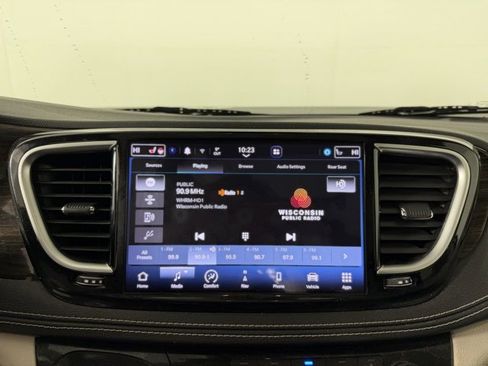 Used 2022 Chrysler Pacifica Limited w/ Uconnect Theater Family Group image 5