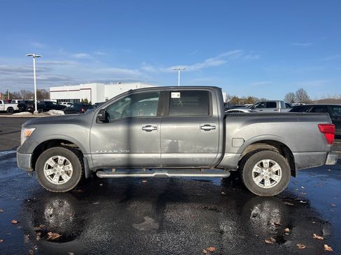 Used 2018 Nissan Titan SV image 6