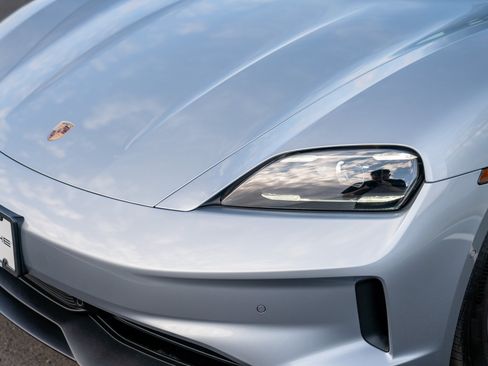 Certified 2025 Porsche Taycan AWD/4WD image 28