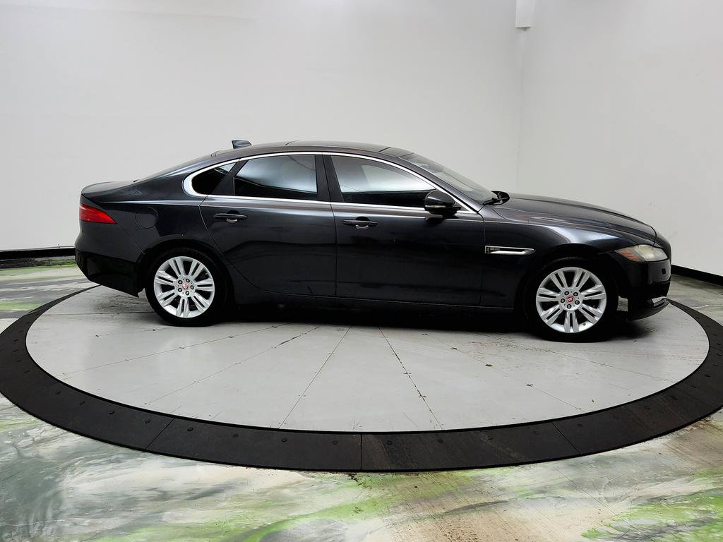 Used 2016 Jaguar XF Premium RWD image 4