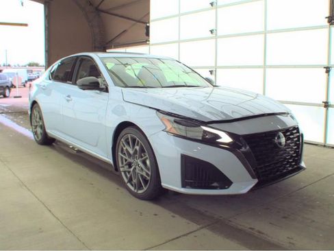 Used 2023 Nissan Altima 2.0 SR FWD image 3