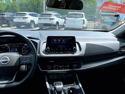 Used 2025 Nissan Rogue SV AWD/4WD image 18