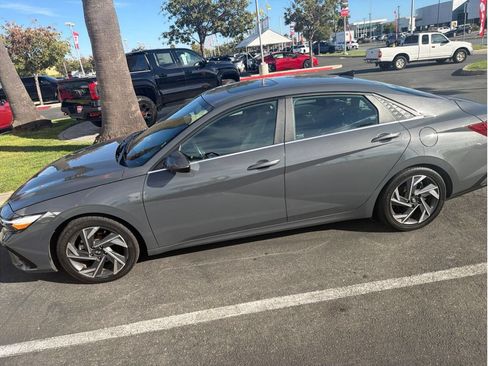 Used 2024 Hyundai Elantra Limited FWD image 2