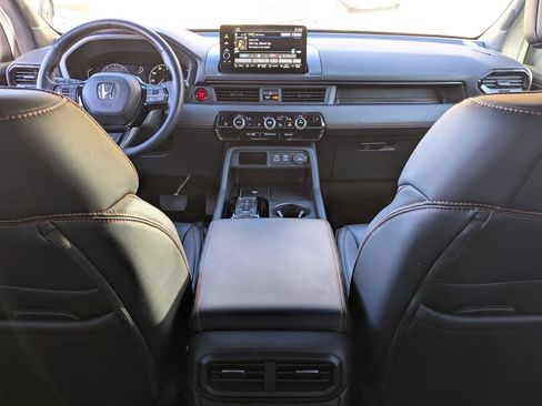 Used 2025 Honda Pilot TrailSport image 31