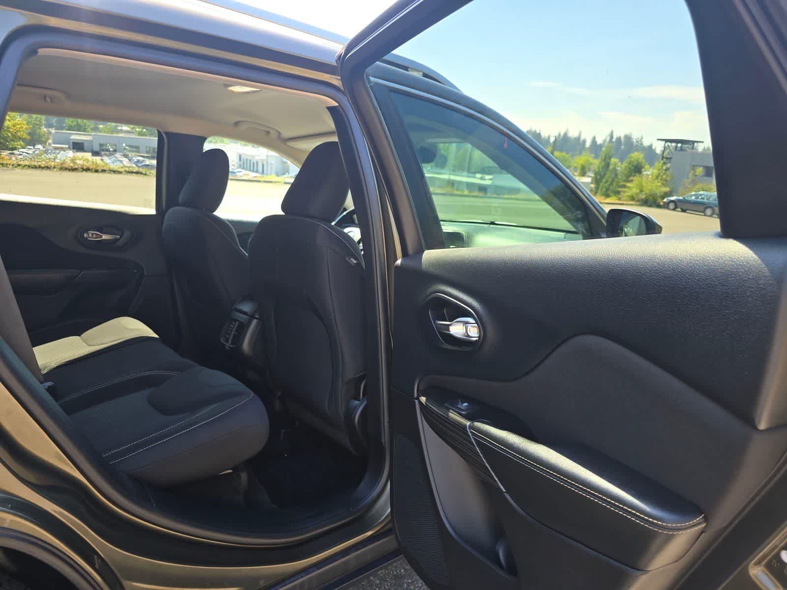 Used 2015 Jeep Cherokee Latitude w/ Cold Weather Group AWD/4WD image 25