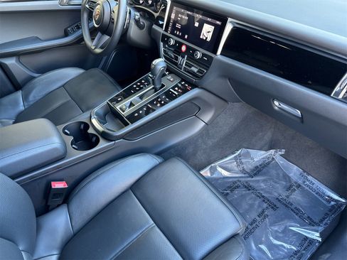 Used 2025 Porsche Macan image 18