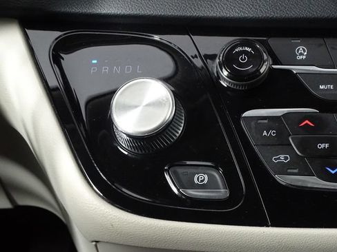 Used 2021 Chrysler Voyager L FWD image 35