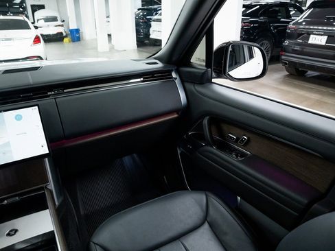 Used 2025 Land Rover Range Rover Autobiography image 11