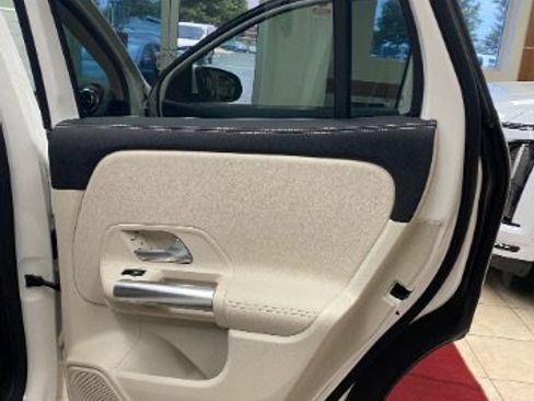Used 2023 Mercedes-Benz GLA 250 4MATIC w/ Premium Package image 13