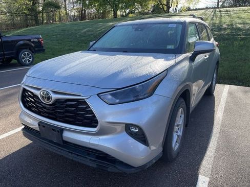 Used 2022 Toyota Highlander LE AWD/4WD image 2