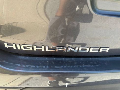 Used 2021 Toyota Highlander XLE AWD/4WD image 14