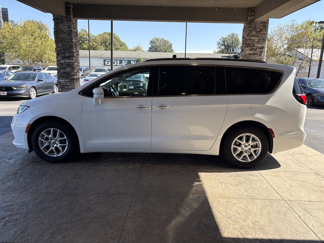 Used 2021 Chrysler Pacifica Touring-L FWD image 9