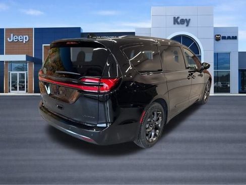New 2026 Chrysler Pacifica Limited w/ S Appearance Package FWD image 6