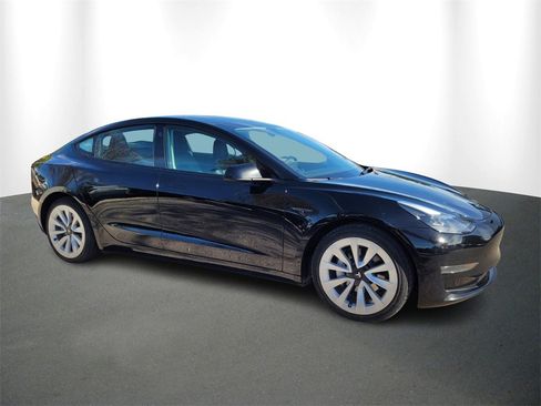 Used 2023 Tesla Model 3 Standard Range image 2