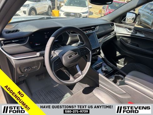 Used 2023 Jeep Grand Cherokee L Laredo image 16