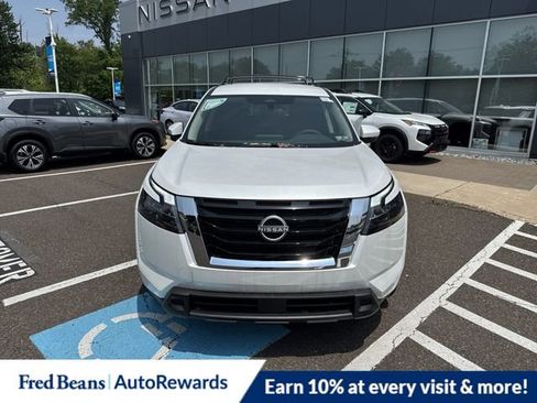 New 2025 Nissan Pathfinder SV image 2