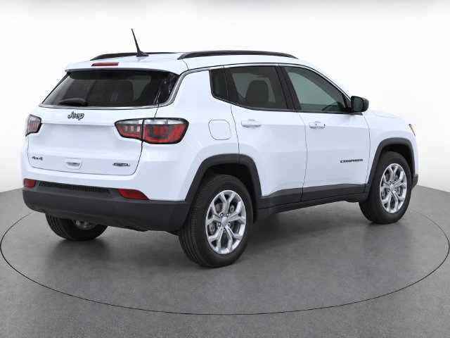 Used 2024 Jeep Compass Latitude AWD/4WD image 7