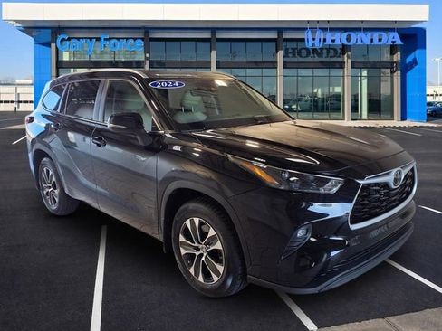 Used 2024 Toyota Highlander XLE AWD/4WD image 1