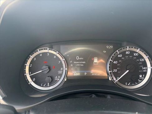 Used 2024 Toyota Highlander XLE FWD image 11
