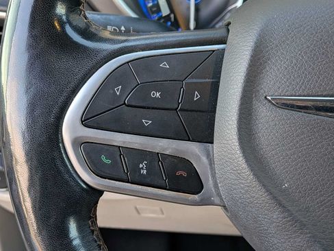 Used 2020 Chrysler Pacifica Touring-L FWD image 22