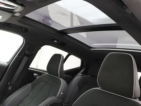 Used 2025 Volvo XC40 B5 Plus image 20