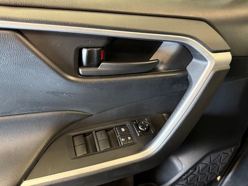 Used 2021 Toyota RAV4 LE image 18