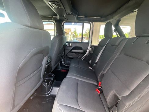 Used 2019 Jeep Wrangler Unlimited Sahara w/ Safety Group AWD/4WD image 28