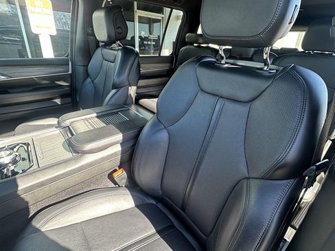 Used 2024 Jeep Wagoneer L Series III w/ Flexible Seating Group image 8