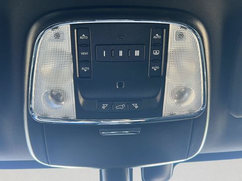 Used 2020 Jeep Grand Cherokee Overland AWD/4WD image 16