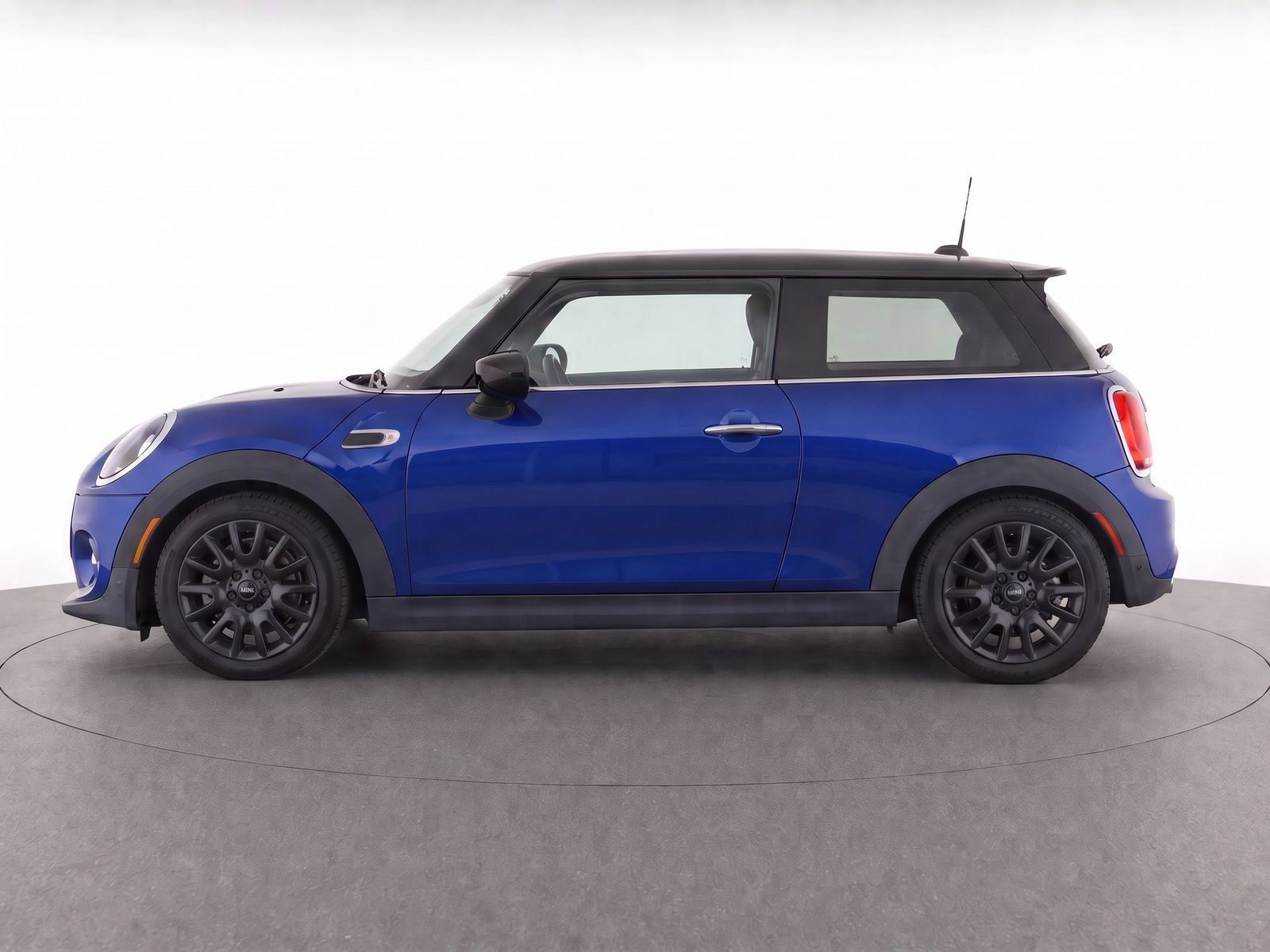 Used 2019 MINI Cooper 2-Door Hardtop w/ Storage Package FWD image 3
