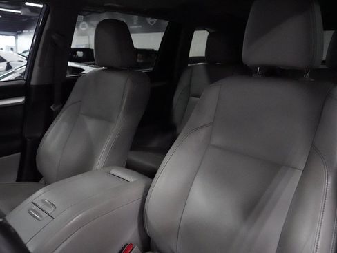 Used 2018 Toyota Highlander XLE FWD image 11