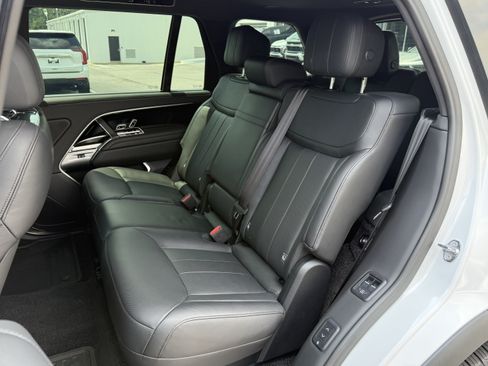 Used 2025 Land Rover Range Rover Long Wheelbase SE AWD/4WD image 45
