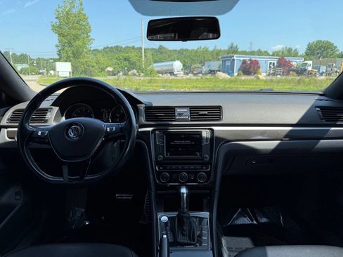 Used 2018 Volkswagen Passat 3.6 image 25