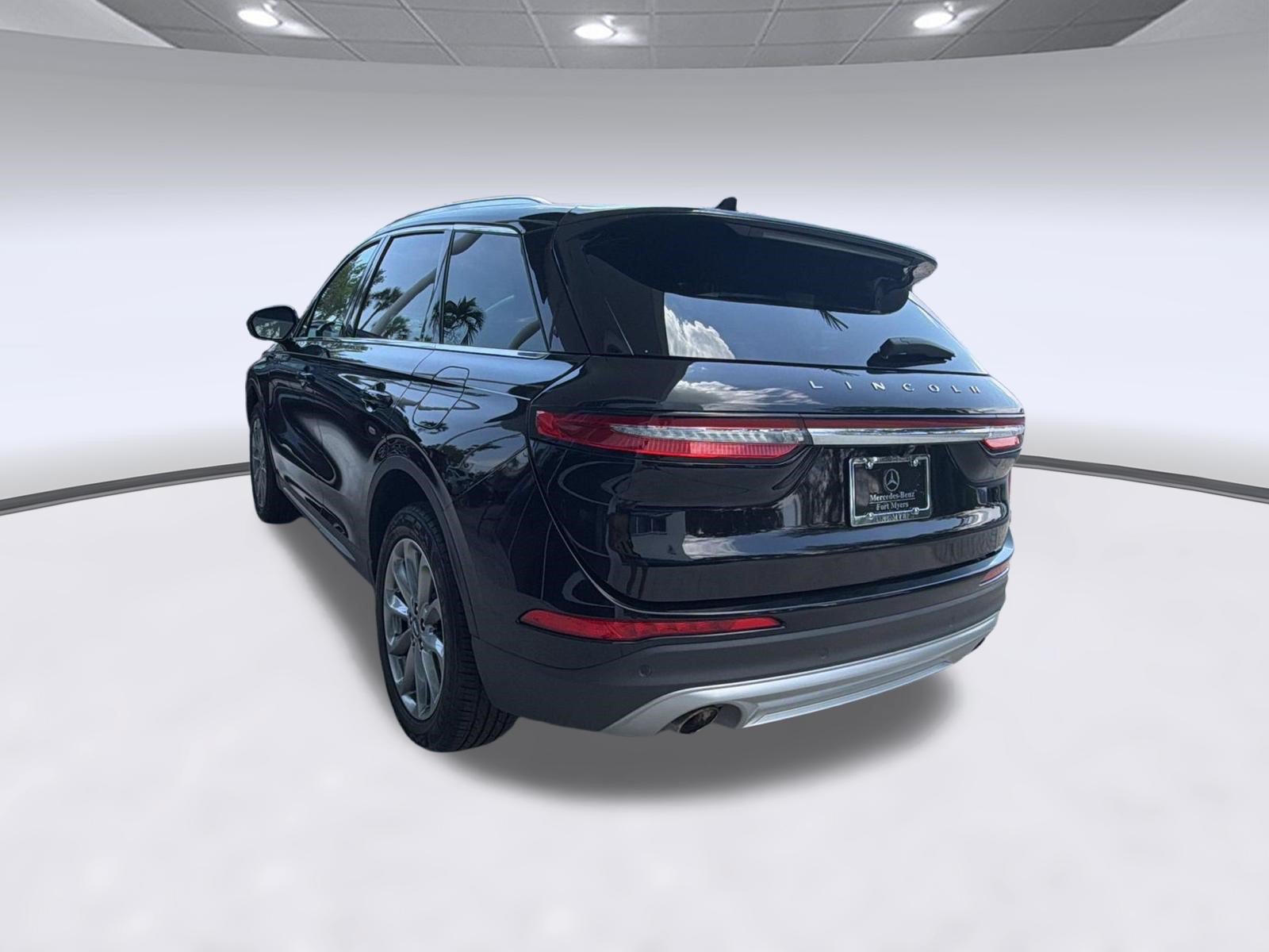 Used 2022 Lincoln Corsair AWD w/ Premium Package image 3