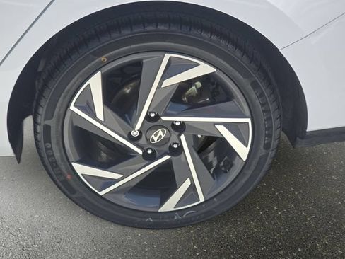Used 2025 Hyundai Elantra SEL FWD image 31