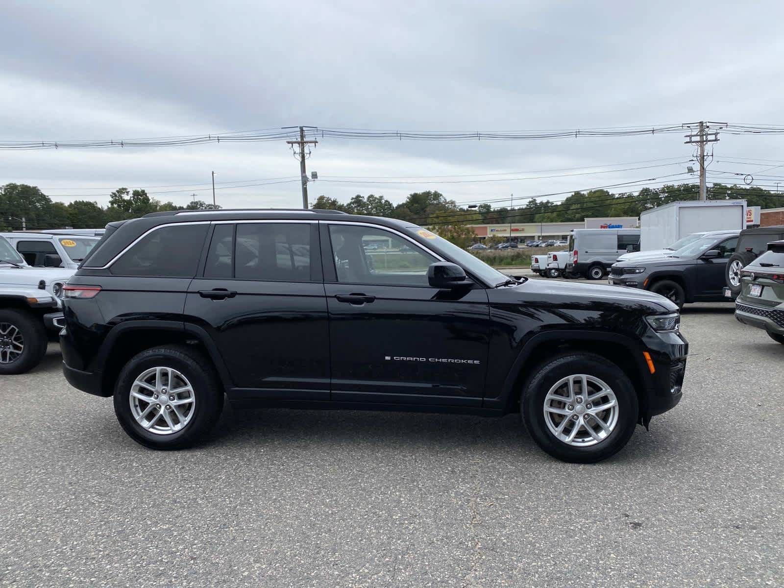 Certified 2023 Jeep Grand Cherokee Laredo X AWD/4WD image 2
