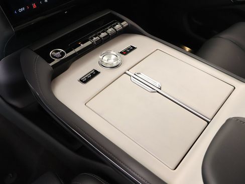 New 2026 Lincoln Navigator Premiere AWD/4WD image 9