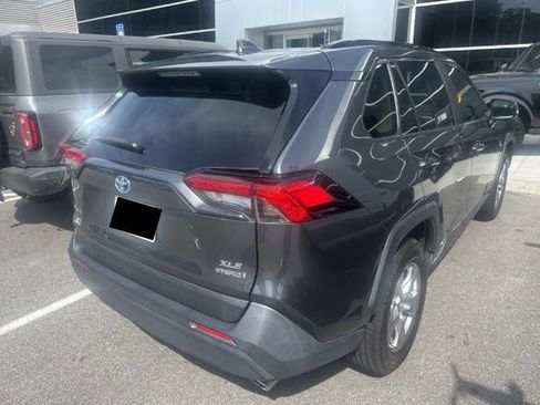Used 2022 Toyota RAV4 XLE AWD/4WD image 2