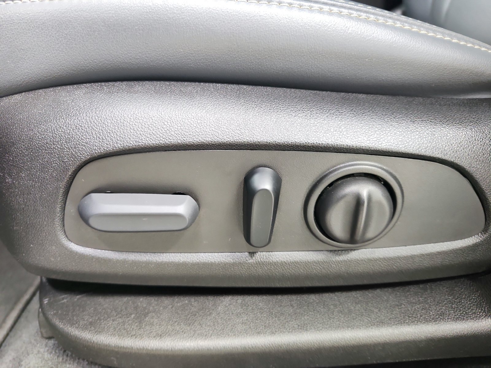 Used 2024 Buick Enclave Essence FWD image 19