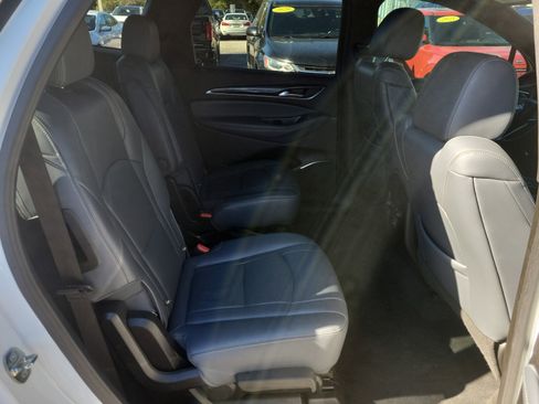 Used 2022 Buick Enclave Essence image 12