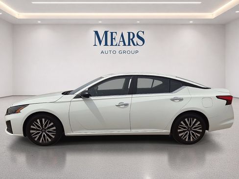 Used 2025 Nissan Altima 2.5 SV FWD image 2