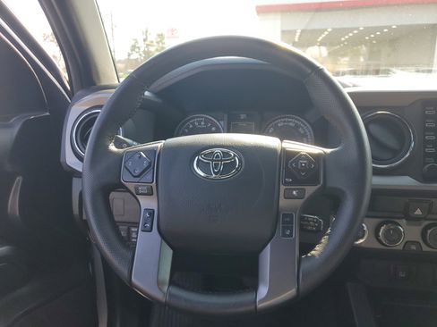 Used 2022 Toyota Tacoma TRD Sport image 25