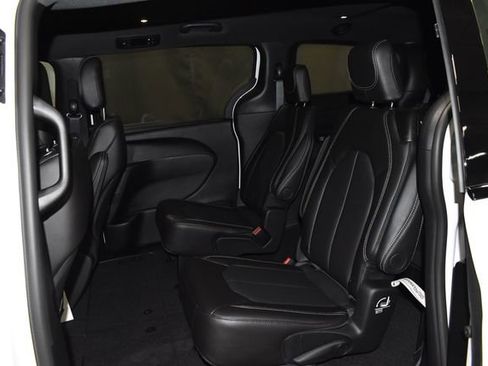 New 2026 Chrysler Pacifica Select image 25