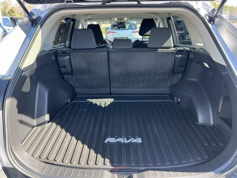 Used 2022 Toyota RAV4 LE image 33