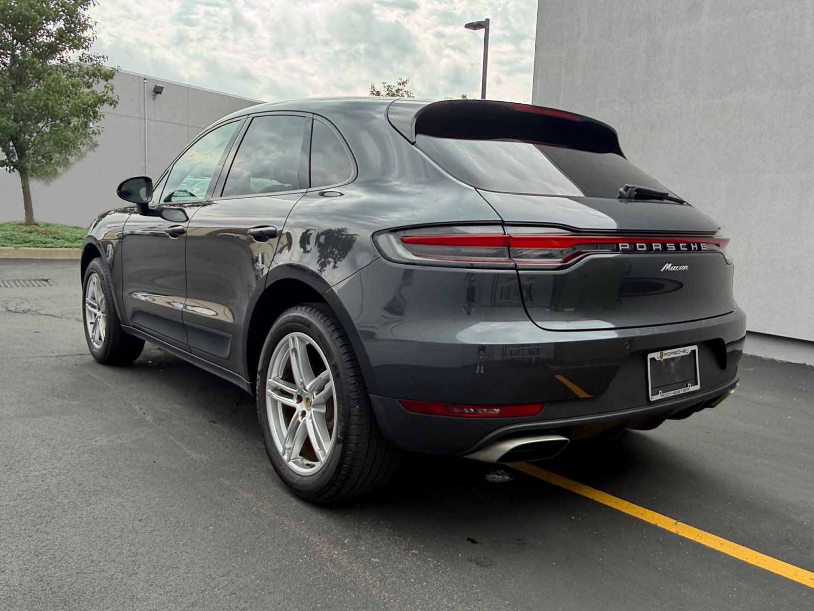 Used 2020 Porsche Macan AWD/4WD image 3
