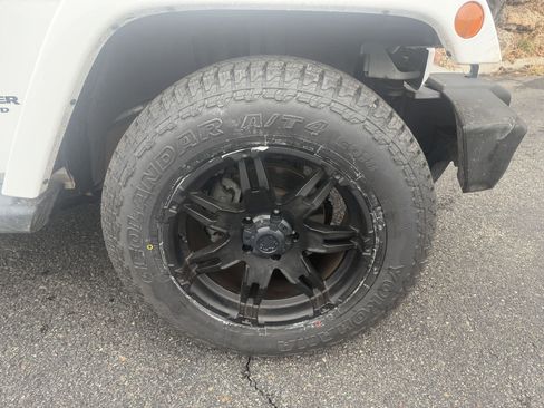 Used 2013 Jeep Wrangler Unlimited Sahara image 11