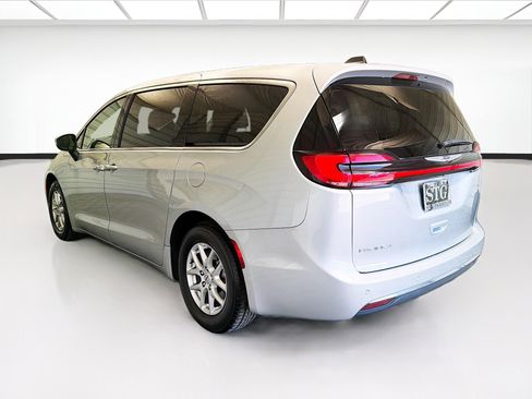 Used 2023 Chrysler Pacifica Touring-L FWD image 6